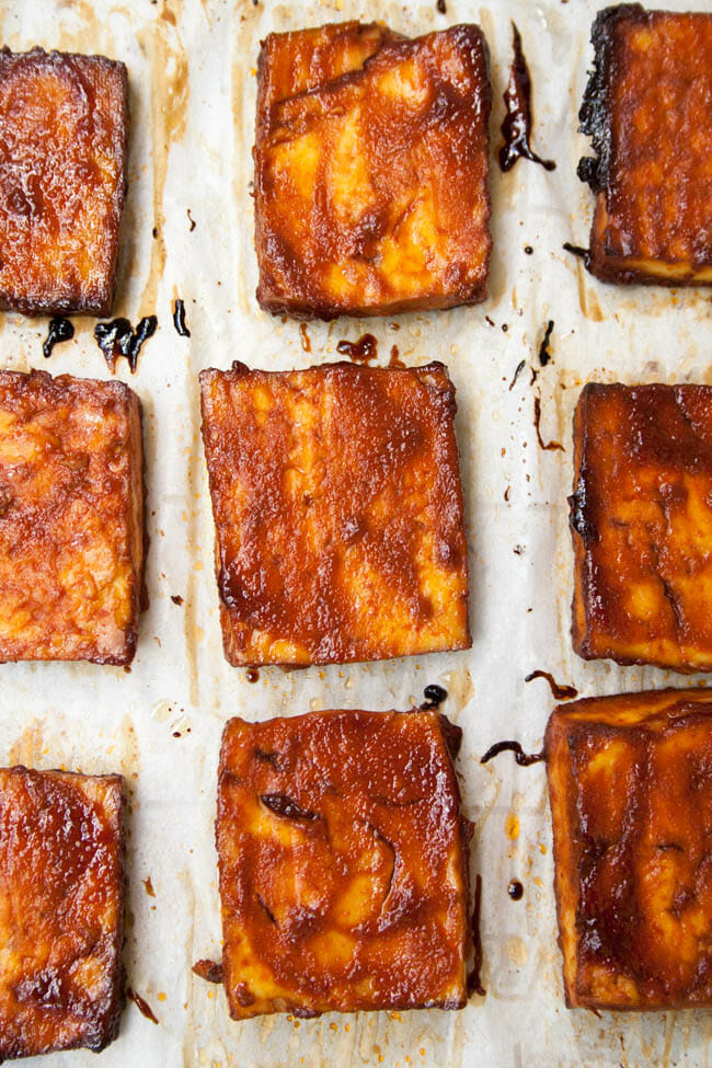 Tofu BBQ cuit au four sur poêle en tôle.