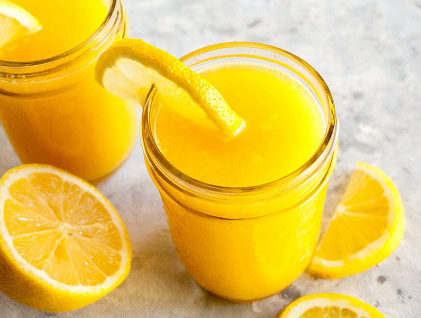 Mango Lemonade in two mason jars.