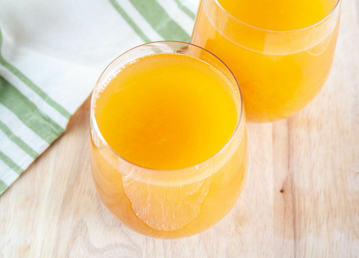 Pumpkin Spice Kombucha in two glasses.