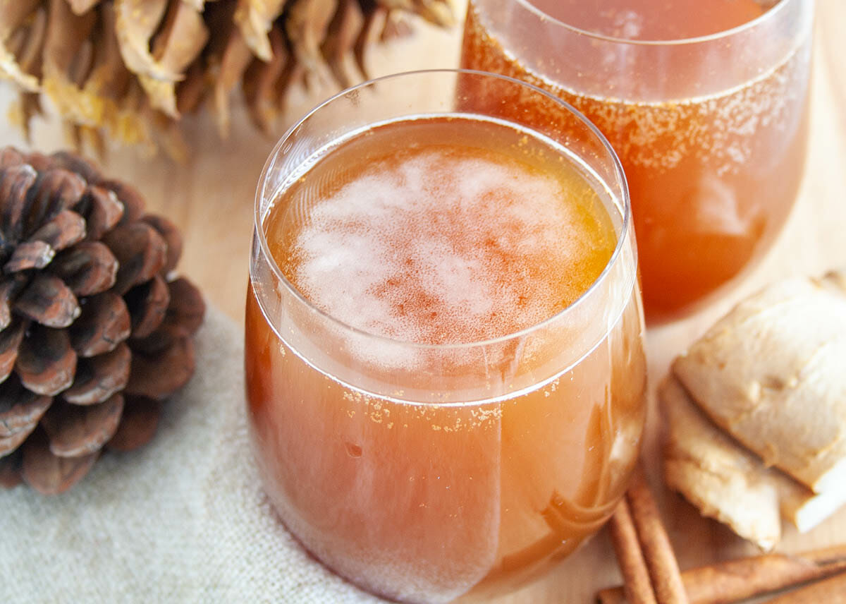 Gingerbread Kombucha close up.