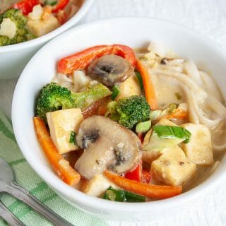 Green Curry with Tofu and Vegetables (vegan, gluten free) - This comforting recipe is an as easy weeknight meal. Who needs take-out when you can make it yourself!