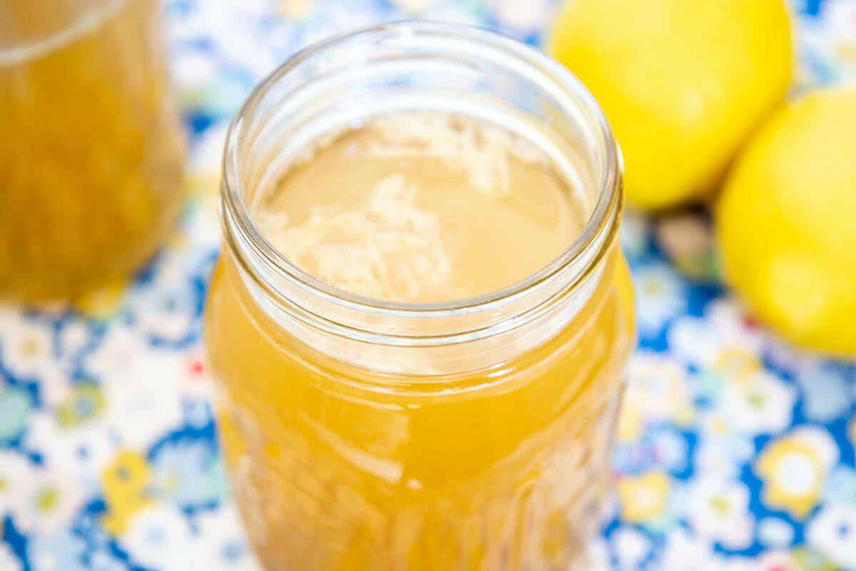 Lemon Green Tea Kombucha in mason jar.