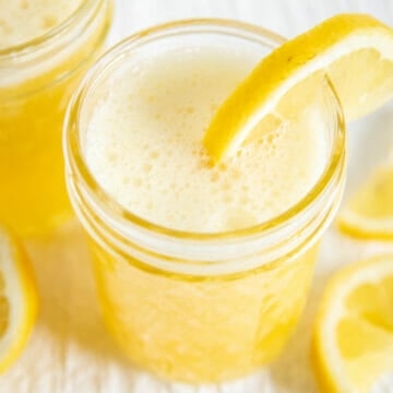 Mango Lemonade in two glasses with lemon slices.